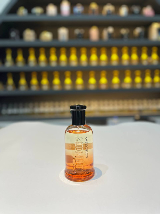 نمای نزدیک شیشه ادکلن مولکول کورلئونه